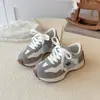 Nuevas Zapatillas Blancas para Niñas 2026 Mariposa Papá Shoes, Malla Transpirable Suela Suave Antideslizantes para Niños Mayores