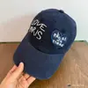 Boné de Baseball para Mulheres, Estilo Coreano Retrô com Aba Curta e Bordado de Patch de Coração, Letras Manuscritas, Marca da Moda, Chapéu Casual Versátil para Casais