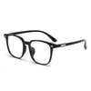 Montura cuadrada, esquinas redondeadas, lentes lisos, disponible en varios colores incluyendo negro brillante, gris translúcido, café degradado y azul degradado, con detalles de remaches plateados