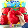 Adorno de modelo de fruta de fresa de simulación de rebote lento de TPR de tamaño grande más vendido de Amazon para alivio del estrés y juego
