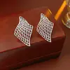 Pendientes de Rejilla Hueca con Forma de Diamante de Aguja de Plata Transfronterizos Pendientes de Botón Retro Europeos y Americanos Estilo Minimalista Único Pendientes al por Mayor de Fábrica