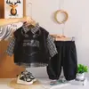 Trajes de Primavera y Otoño para Niños 2026 Nuevo Estilo Coreano Chaleco Infantil Camisa a Cuadros Conjunto de Ropa de Tres Piezas de Manga Larga Venta al por Mayor