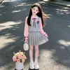 Conjunto de Dos Piezas Otoño Nuevo Estilo Universitario para Niñas: Conjunto de falda plisada y blusa de dos piezas falsas para niñas pequeñas a principios de otoño