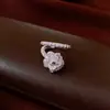 Anillo Abierto de Flor con Circonita Bañado en Oro Real de 18K, Anillo de Dedo Índice de Alta Gama con un Diseño Único y Estilo de Nicho para Mujer