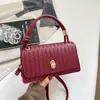Bolso de mano con textura tejida para mujer 2026 nuevo de alta gama versátil de un solo hombro cruzado diseño con sentido bolso baguette para ir al trabajo