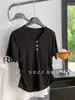 Camiseta de Algodão Canelado com Decote V, Cintura Marcada com Pregas e Botões, Manga Curta, Estilo Verão 2026 para Mulheres, Camisa Básica Simples e Elástica Versátil