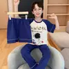Nuevo Estilo Conjunto de Pijama de Verano para Niños con Mangas Cortas y Pantalones Largos, Ropa de Casa tipo Algodón para Niños Grandes, Conjunto Delgado de Tres Piezas para Niños
