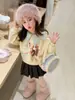 Conjunto forrado de polar para niña, colección otoño/invierno 2026, atuendo infantil estilo coreano con cuello de pétalos, sudadera gruesa y falda plisada, un conjunto de dos piezas para bebés