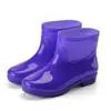 Botas de chuva quentes para mulheres, antiderrapantes, impermeáveis, resistentes ao desgaste, espessadas, de cano médio, galochas curtas de inverno forradas com fleece para cozinha
