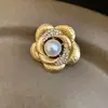 Broche de Flor Mariposa Perla, Pin de Lujo Ligero de Nicho de Gama Alta, Accesorio Elegante y Versátil para Mujer