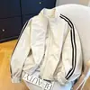 Chamarra deportiva a rayas estilo coreano con cuello alto y cierre para mujer, colección otoño 2026, chamarra corta color block, top versátil y elegante