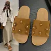 Versão em Couro Macio~Sandálias de Solado Grosso com Biqueira Redonda e Abertas para Mulheres, Estilo Slip-On com Rebites Resistentes e Design Floral