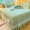 Faldón de Cama Acolchado de Terciopelo de Leche Pieza Única 2024 Nuevo Estilo Princesa Invierno Encaje Terciopelo de Coral Engrosado Colcha Juego de Tres Piezas