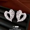Aretes de botón con forma de corazón hueco de circón con pasador de plata, lujo ligero y alta gama, elegancia francesa, aretes de mujer elegantes y versátiles