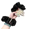 Scrunchie de Satén con Perlas Lindo y Nuevo de Verano, Accesorio para el Cabello Dulce y Versátil para Coletas y Chongos de Todos los Días