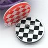 En stock al por mayor Botón de resina de dos ojos botón de dibujos animados negro rojo grabado láser botón para camisa de niño