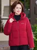 Chaqueta auténtica de alta gama con plumón de ganso blanco para mujeres de mediana edad, nuevo estilo invierno 2026, abrigo corto de invierno para mujeres menudas de mediana edad y mayores