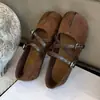 Sapatos Mary Jane com acabamento fosco retrô para mulheres, coleção primavera/outono 2026, apresentando design de dedo dividido, abertura rasa, bico redondo, sola macia e ajuste confortável