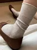 Meias soquete listradas finas femininas, perfeitas para primavera, verão e outono, apresentando um design sem costura, tecido respirável e uma cor café retrô, tornando-as versáteis e fáceis de combinar com qualquer roupa