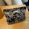 Nueva Bolsa de Maquillaje Portátil Grande de Lona Negra con Relieve de Peonía con Cremallera Bolsa de Almacenamiento de Cosméticos de Viaje para Mujeres