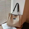 2026 Nova Bolsa de Palha Tecida Listrada Colorida Grande Capacidade Ombro Único Manual Bolsa de Praia Férias Versátil Bolsa Feminina