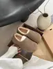 Chinelos Baotou estilo Birkenstock, sapatos fofos, design de batatinha, estilo fácil de calçar, nova coleção de inverno 2026, forrados com fleece, sapatos quentes de algodão para mulheres