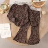 Traje de Primavera y Otoño para Niñas Traje de Bebé Estilo Occidental Personalidad Infantil Trendy Popular en Internet Estampado de Leopardo Camiseta Irregular de Fondo Pantalones Acampanados