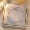 Colar de trevo de quatro folhas requintado, ultra brilhante e cravejado de diamantes com delicadas cravações micro pavé, um conjunto floral moderno e luxuoso para mulheres, incorporando um estilo jovem e elegante