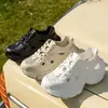 Zapatos de agujeros de suela gruesa para mujer para usar como calzado exterior en el verano de 2025, nuevas chanclas de playa antideslizantes con punta cerrada y sandalias 'daddy' elevadas para mujer