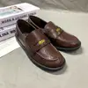 Versión de Piel de Vaca ~ Zapatos Mismo Estilo que Mamá Uva, Clásicos Retro Versátiles Punta Redonda Pequeña Moneda Dorada Estilo Perezoso Británico Mocasines para Mujer