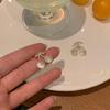 Aretes de botón de perlas de plata 925 estilo ins para mujer, nicho de moda de lujo ligero de alta gama, aretes versátiles, aretes elegantes retro