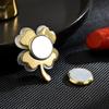 Clásico dulce elegante trébol de cuatro hojas hebilla magnética lujo ligero lujo elegante traje abrigo elegante regalo de alta gama