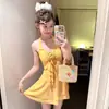 Lindo Traje de Banho para Mulheres, Branco e Amarelo, Estilo Saia Peça Única, Traje de Banho Conservador para Mulheres, Cobrindo a Barriga, Efeito Emagrecedor e para Pessoas Ligeiramente Acima do Peso, Estudantes Mergulhando nas Fontes Termais