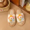 Nuevas zapatillas de algodón para el hogar con girasol para otoño e invierno, zapatillas peludas 2026, zapatos de algodón de moda con suela plana, versátiles para niñas