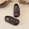 Sapatos pequenos de couro estilo retrô para meninas, nova coleção primavera/outono 2026, com sola macia, sapatos Mary Jane confortáveis para crianças, sapatos de princesa da moda para meninas mais velhas