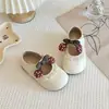 Sapatos de couro para meninas, novos sapatos de princesa para primavera e outono com detalhes de renda, morango e laço, sapatos de caminhada para bebês com sola macia