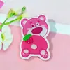 Broche de urso de morango macio e fofo estilo cartoon ins, distintivo de prêmio para estudantes, acessório de pingente para bolsa, patch fofo e divertido