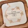 Estilo Old Money~ Pulsera de Trébol de Cinco Hojas y Flor de Iris Completamente Incrustada con Diamantes, Estilo Francés Hueco, Joyería Vintage de Nicho de Alta Gama para Mujer