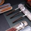 Mango imitación madera grano acero inoxidable cubiertos portátiles juego de tres piezas palillos cuchara tenedor juego lonchera para estudiantes estilo coreano regalo