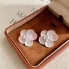 Aretes de Flor de Perla Rosa, Diseño Sencillo de Flor de Tres Pétalos, Aretes de Alta Gama y Elegantes para Mujer, Versátiles, Modernos y Exquisitos Aretes para Mujer