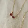 Collar Estilo Wang Xingyue Colgante Mini Lazo Rojo Sentido de Diseño Nicho Cadena Dorada Elegante para Clavícula para Hombres y Mujeres