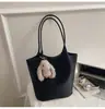 2025 Nueva Bolsa Retro Coreana de Invierno para Mujer, Moda Trendy Versátil, Bolsa Balde Simple y Elegante para Hombro