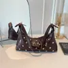 Bolso de hombro nuevo estilo punk con tachuelas 2026, bolso cruzado para mujer para el día a día, bolso de color liso casual y moderno con un diseño único