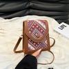 Bolsa transversal estilo étnico ocidental para celular 2024 outono e inverno nova bolsa quadrada pequena retrô bolsa de ombro de cor contrastante da moda
