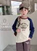 [Liquidación] Top Versátil para Niños Primavera 2026 Camiseta de Manga Larga de Algodón Puro con Estampado de Letras y Mangas Raglán Bloqueadas por Color Moderno