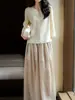 Colección Privada Suave como la Seda Brocado de Tres Hilos Dorado Diseñada con un cuello estilizado, blusa de seda, nueva para otoño 2026