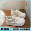 Zapatillas blancas de cuero de suela gruesa súper populares para mujer, nuevo estilo primavera/verano 2026, zapatos de suela de plataforma, zapatos casuales ligeros, transpirables y versátiles