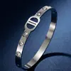 Elegante y Versátil Pulsera Simple de Trébol de Cuatro Hojas con Circonita para Niñas, Pulsera de Alta Gama Popular en Europa y América, Pulsera de Acero de Titanio