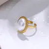 Anillo Abierto de Acero Inoxidable con Borde Trenzado de Nácar Blanco Vintage, Botón con Patrón Chapado en Oro de 18 Quilates, Anillo Elegante Estilo Chanel