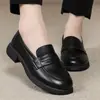 Mocasines retro de suela blanda para mujer, nuevo estilo otoño 2026 zapatos sin cordones, zapatos de cuero negros versátiles de suela blanda estilo británico para el trabajo